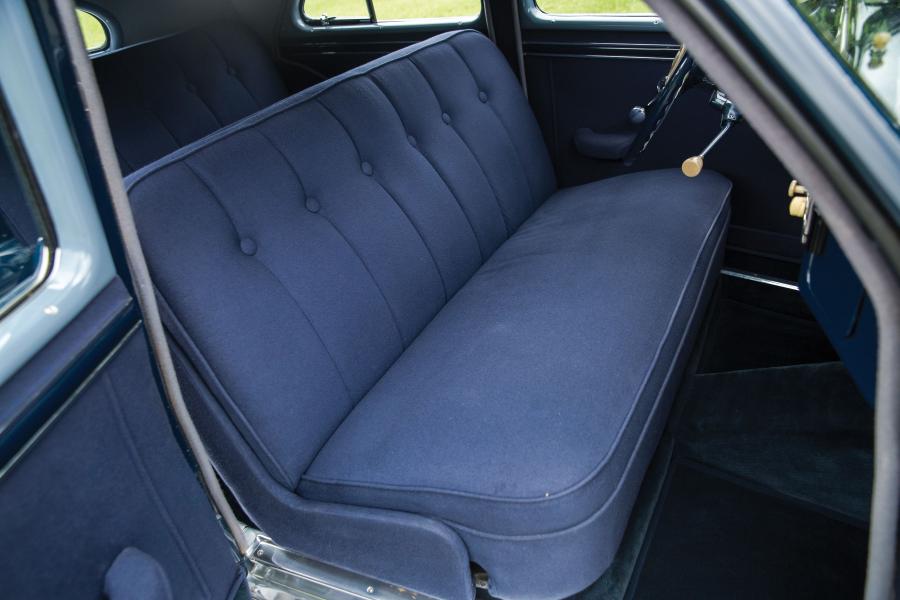 Интерьер Graham Model 113 Custom Hollywood Supercharged Sedan 1941 года  (фото 15 из 53)